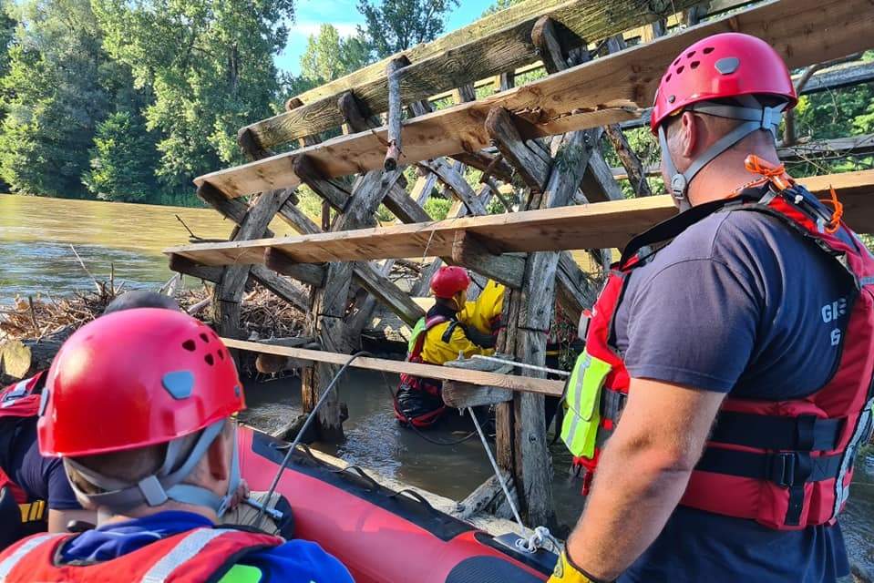 Potapljači in gasilci so zavarovali mlinsko kolo, foto: PGD Gornja Radgona