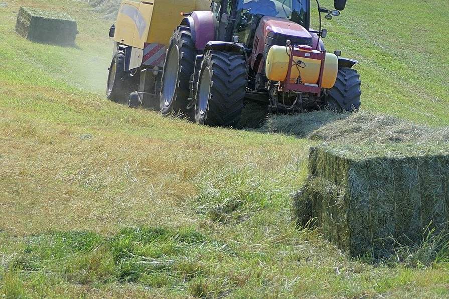 Zagorelo je med baliranjem slame (simbolična fotografija)