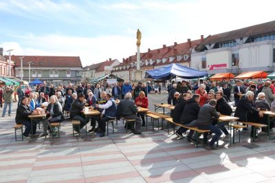 Če se bodo okužbe širile, bo ponovno sledila omejitev zbiranja oseb