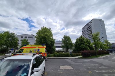 Poškodovana je bila z reševalnim vozilom odpeljana v UKC Maribor