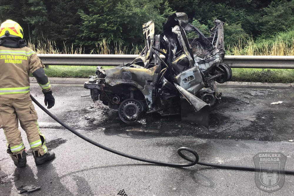 Eno vozilo je zgorelo in je uničeno, foto: GB Maribor