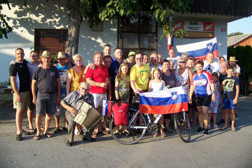 Jože Kerčmar je prikolesaril v rodno vas, kjer so ga sprejeli domačini