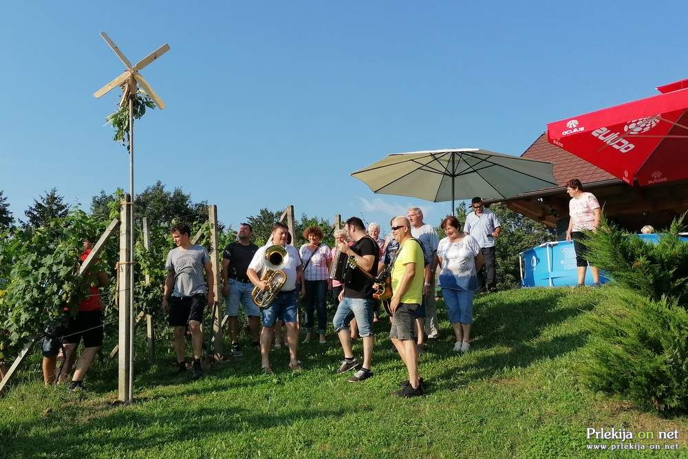 Postavljanje klopotca Društva vinogradnikov Sveta Trojica