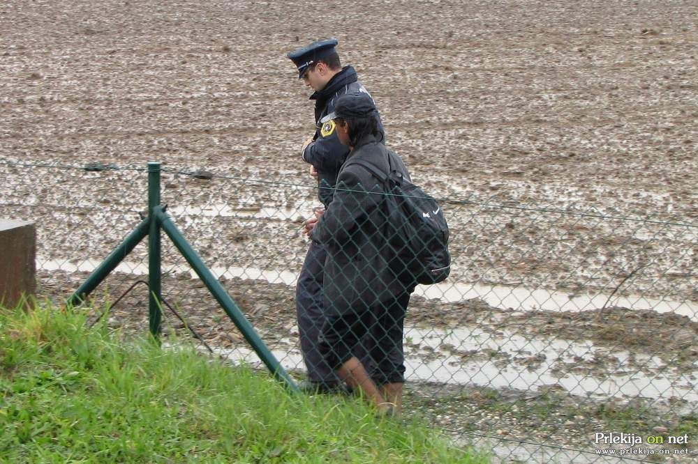 Tujci nedovoljeno prehajajo našo mejo