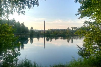 Okolica bivšega glinokopa in opekarniškega dimnika primerna tudi za sprehod