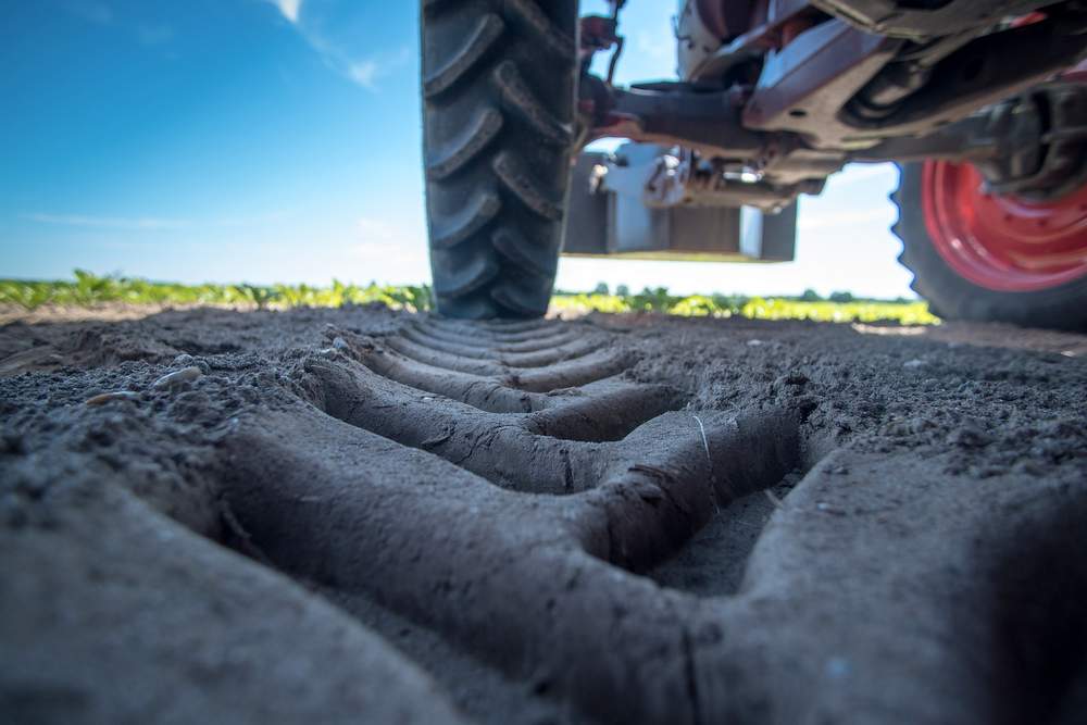 Neznanec je odtujil enoosni traktor