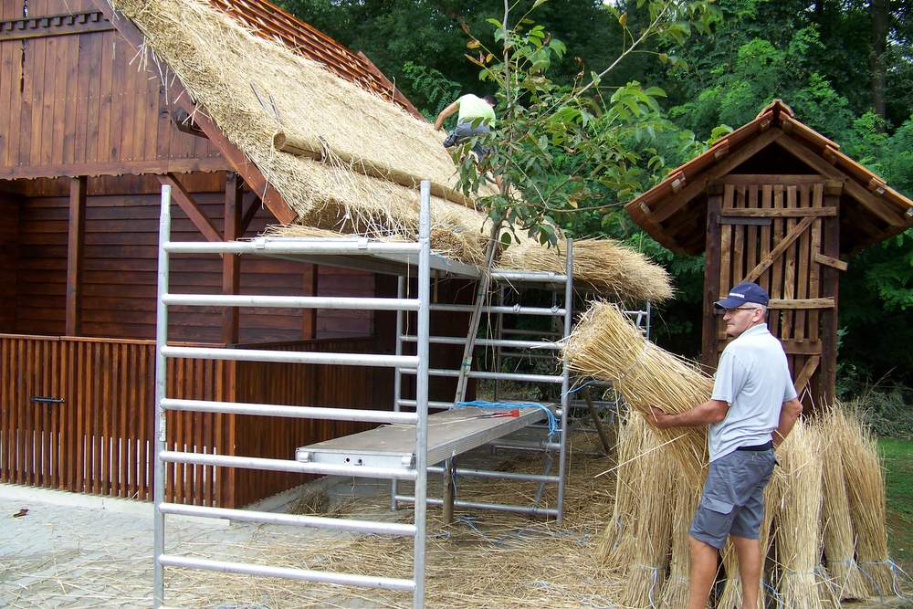 Pokrivanje strehe muzeja s pirino slamo