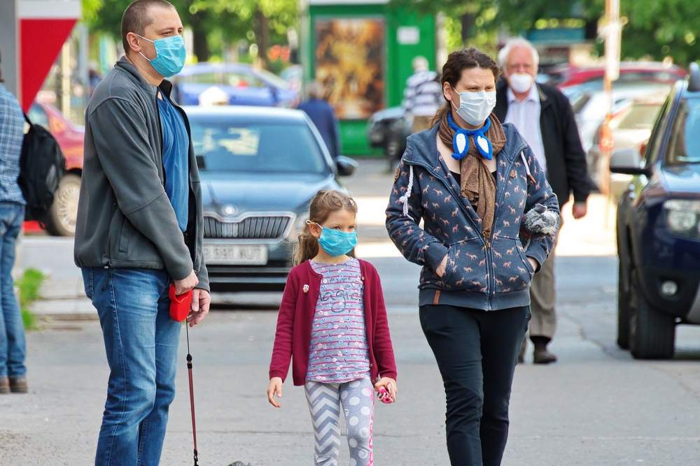 Na odprtih javnih prostorih, kjer se zbira veliko ljudi, bodo maske obvezne