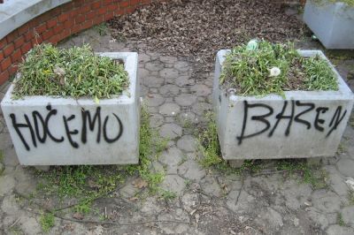 Napis na betonskih koritih leta 2007