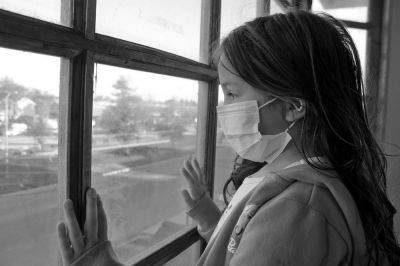 NIJZ maske priporoča tudi za učence prve triade v osnovnih šolah, če se zadržujejo v skupnih prostorih