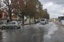 Zalito parkirišče pred Tušem v Ljutomeru
