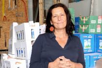 Direktorica Slovenske filantropije Tereza Novak ob donaciji paketov hrane z daljšim rokom uporabe