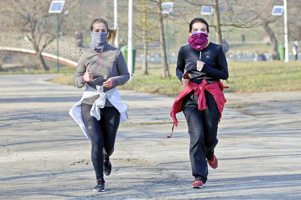 V rdečih regijah nošenje mask tudi na prostem