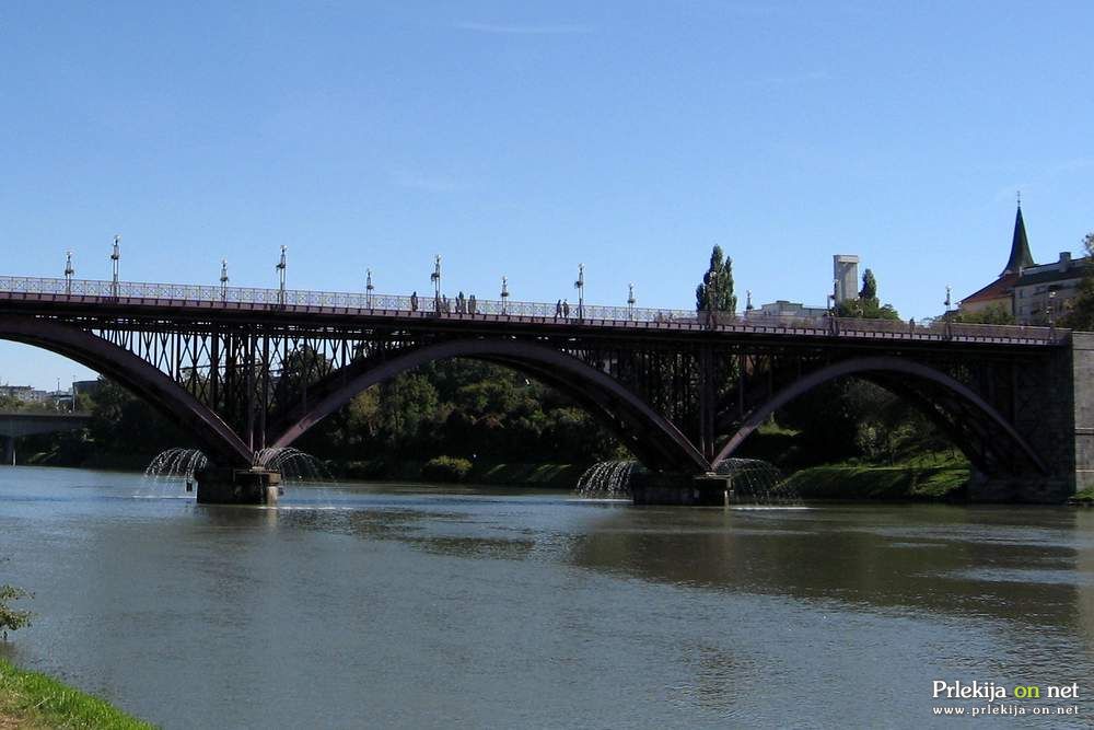 Na naslovnici je upodobljen mariborski stari most