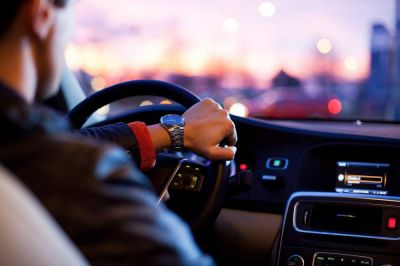 Vlada je spremenila Odlok o začasni prepovedi ponujanja in prodajanja blaga in storitev neposredno potrošnikom na področju voznikov in vozil