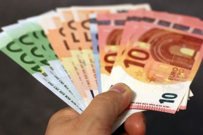 Mesečni temeljni dohodek prejelo več kot 25.800 upravičencev, izgubljen dohodek pa 120 upravičencev.