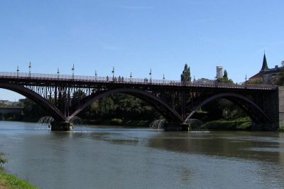 Na naslovnici je upodobljen mariborski stari most