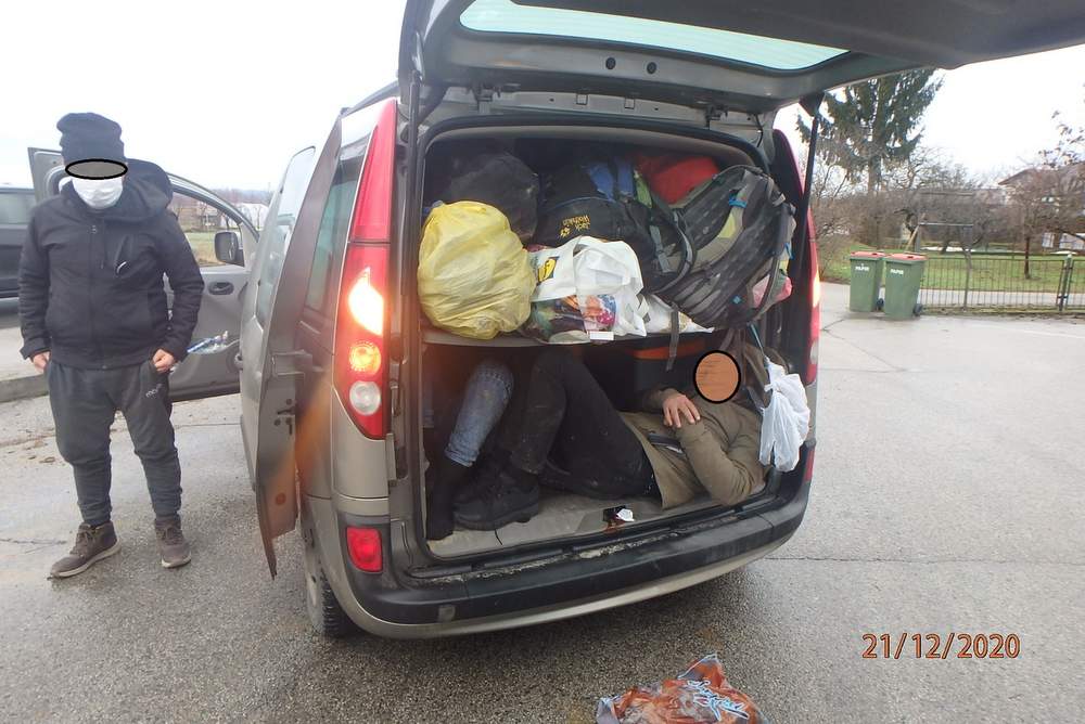 Belgijec je prevažal devet tujcev, foto: PP Gorišnica