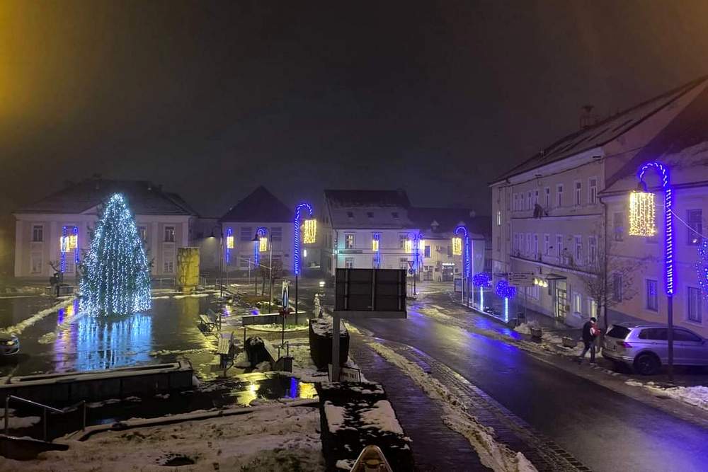 Praznično okrašen Lenart
