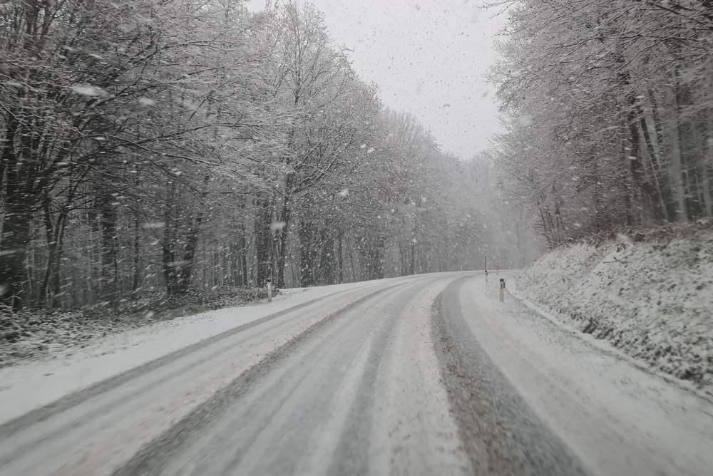 Ceste so zasnežene, zato previdno