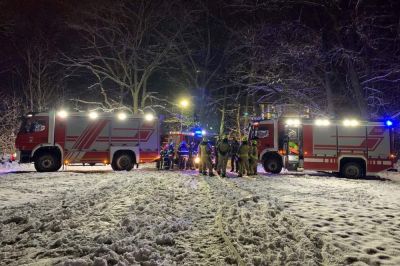 Zunaj sta pekla meso, nato je prišlo do požara