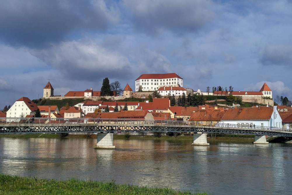 Na terasi enega izmed ptujskih lokalov so stregli pijačo