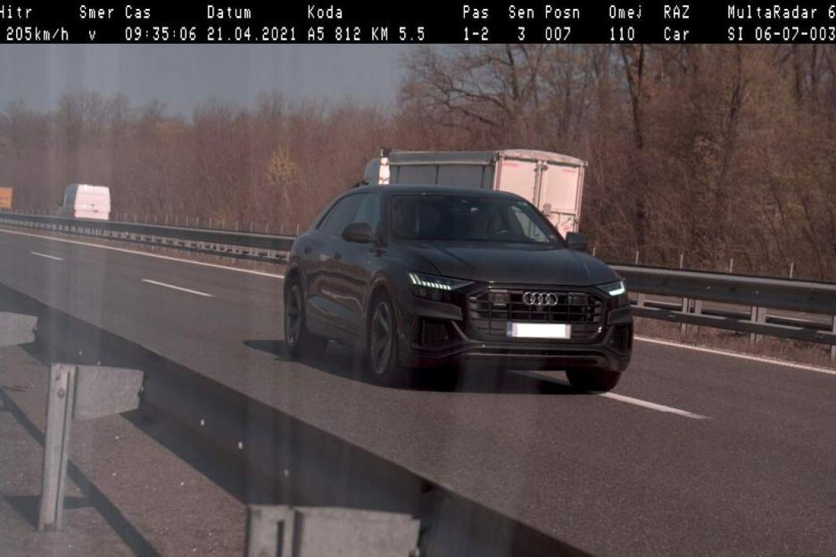 46-letni tuj državljani je na avtocesti, kjer je omejitev 110 km/h, vozil s hitrostjo kar 205 km/h, foto: policija