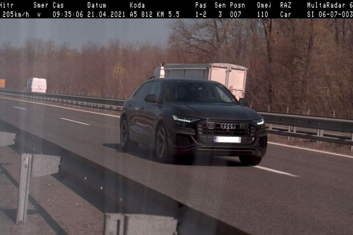 46-letni tuj državljani je na avtocesti, kjer je omejitev 110 km/h, vozil s hitrostjo kar 205 km/h, foto: policija