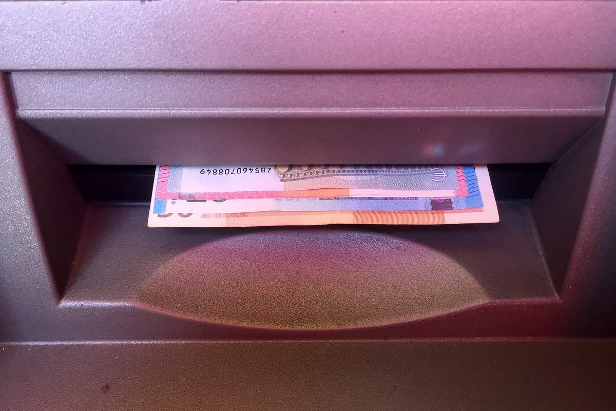 Nekdo je v reži bankomata pozabil denar