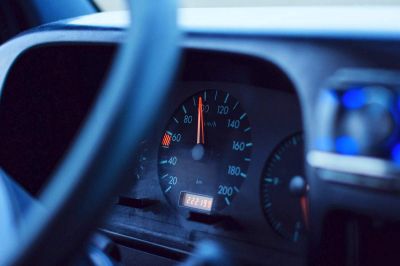 Raziskava razkriva, koliko denarja vozniki plačajo preveč pri nakupu avtomobila s prevrtenimi kilometri