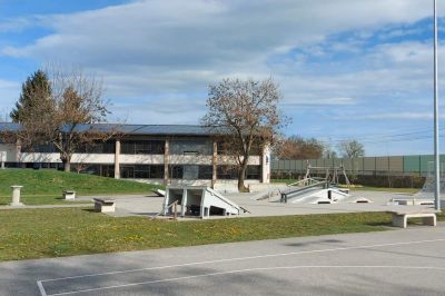 V neposredni bližini šolske stavbe se nahajata nogometno in košarkarsko igrišče, igrala ter t.i. skate park