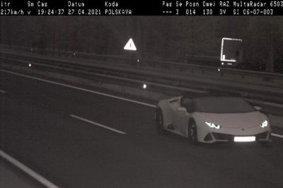 Policisti so posneli tujega voznika osebnega avtomobila znamke Lamborghini Huracan