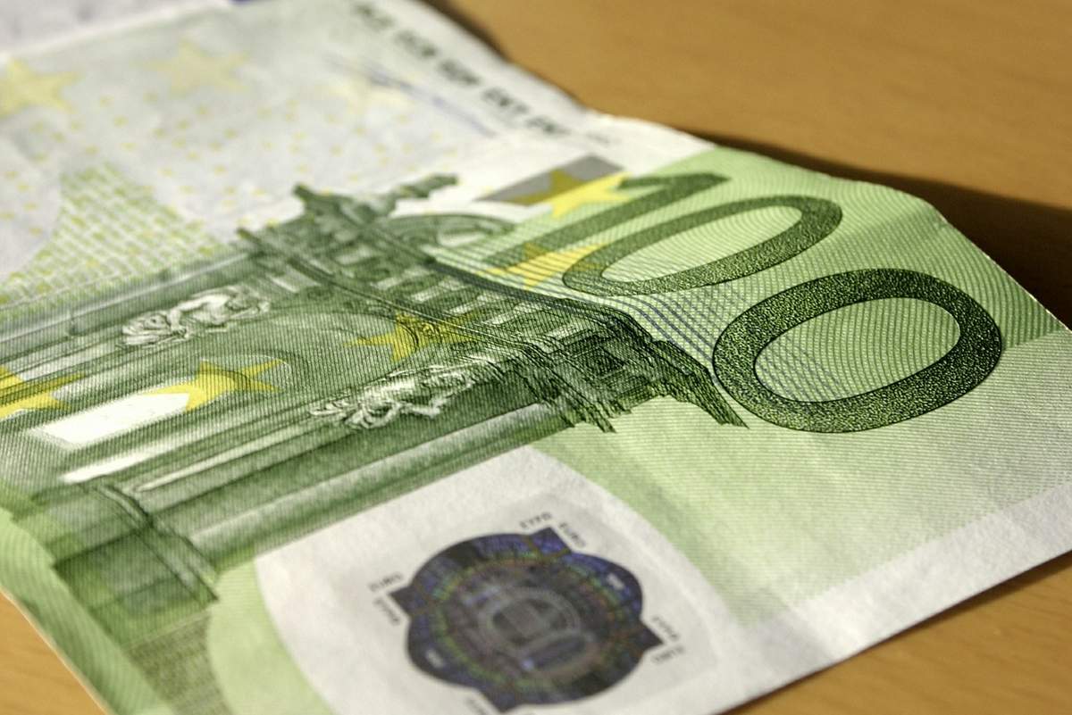Odkrili so ponarejenih 100 evrov