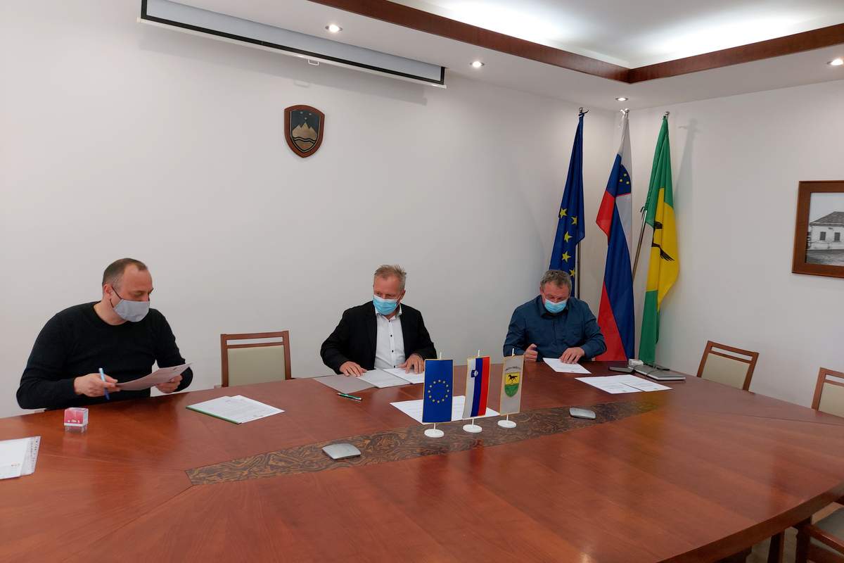Podpis pogodbe za rekonstrukcija javnih poti v Borecih in Stari Novi vasi