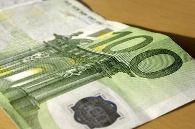 Odkrili so ponarejenih 100 evrov