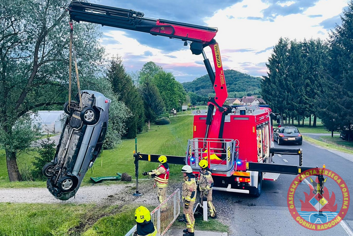 Vozilo je pristalo v potoku, foto: PGD Gornja Radgona