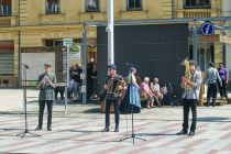 Folklorna in vokalna skupina Leščeček