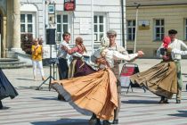 Folklorna in vokalna skupina Leščeček