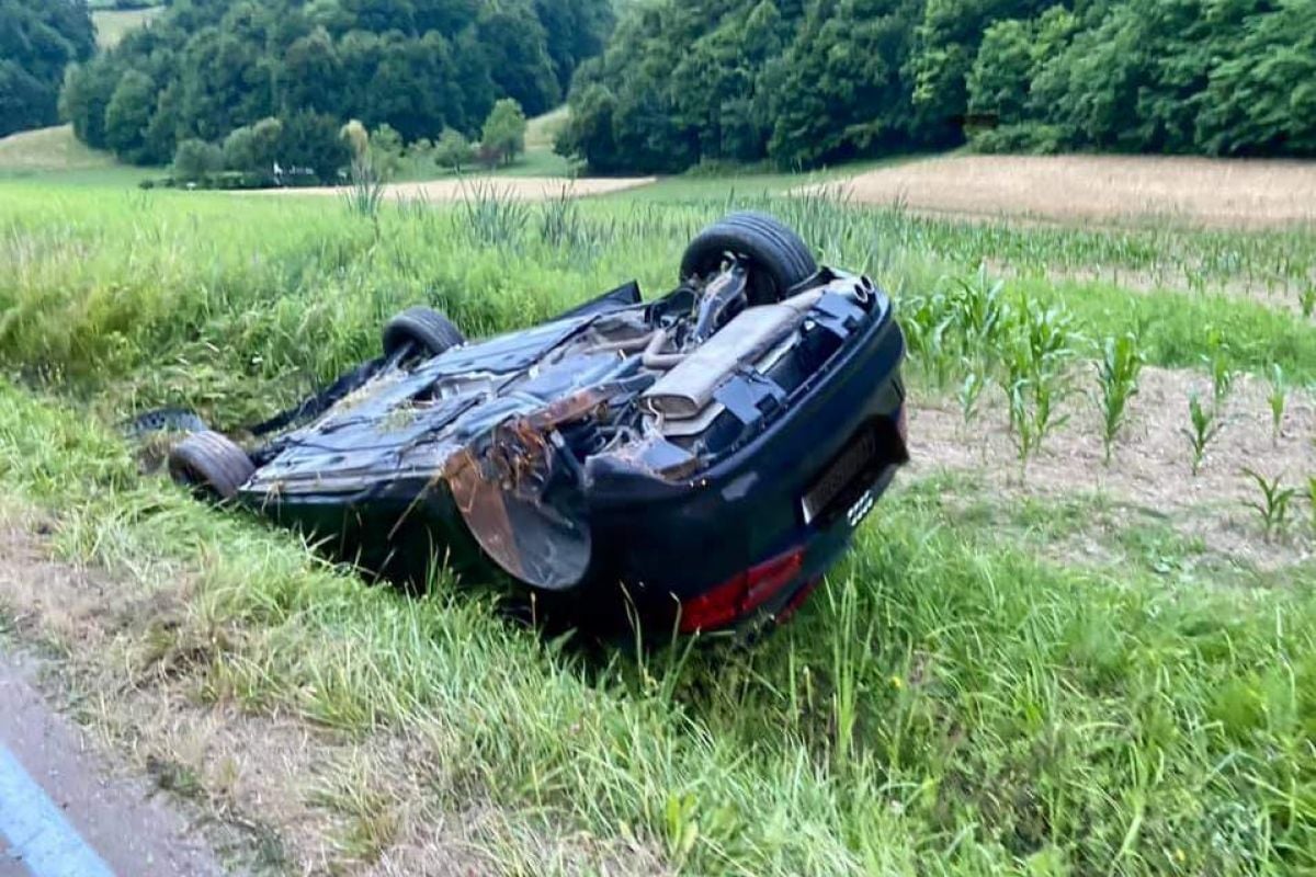 Vozilo je končalo na strehi Vozilo je končalo na strehi