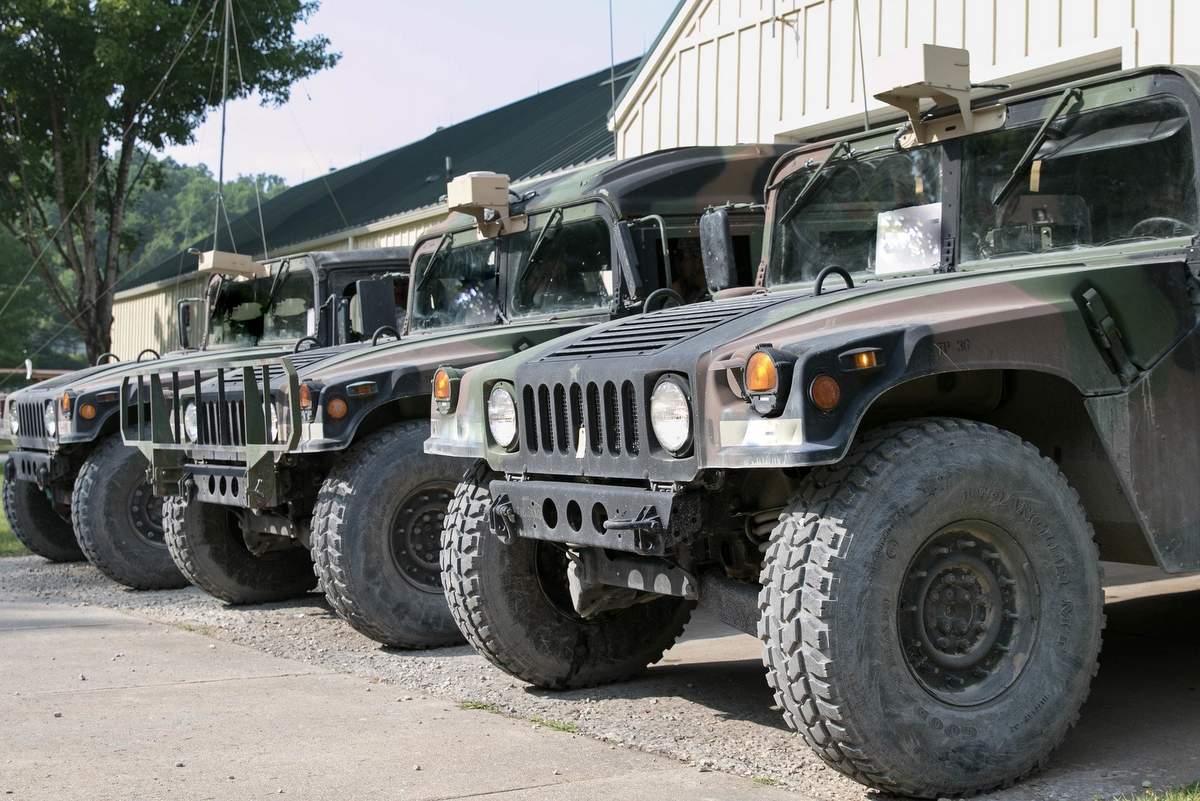 Vojaško vozilo hummer se je na vojaškem vadišču prevrnilo