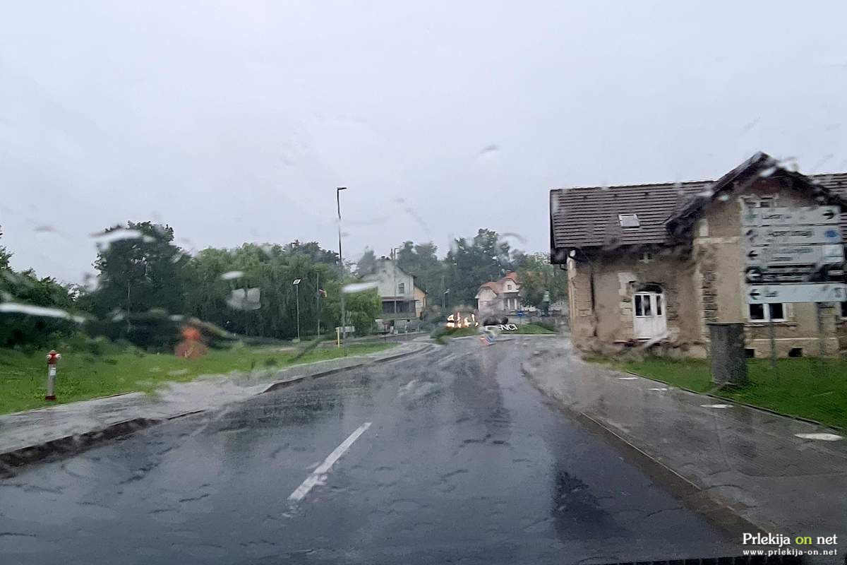 Zalilo je nekatere ceste predvsem na območju Radencev in Petanjcev