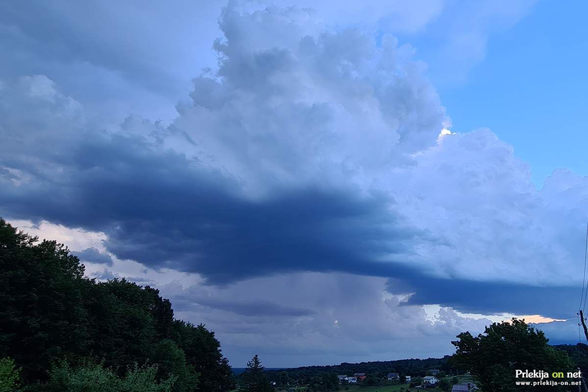 V naslednjih dneh bodo padavine z nevihtami po vsej državi