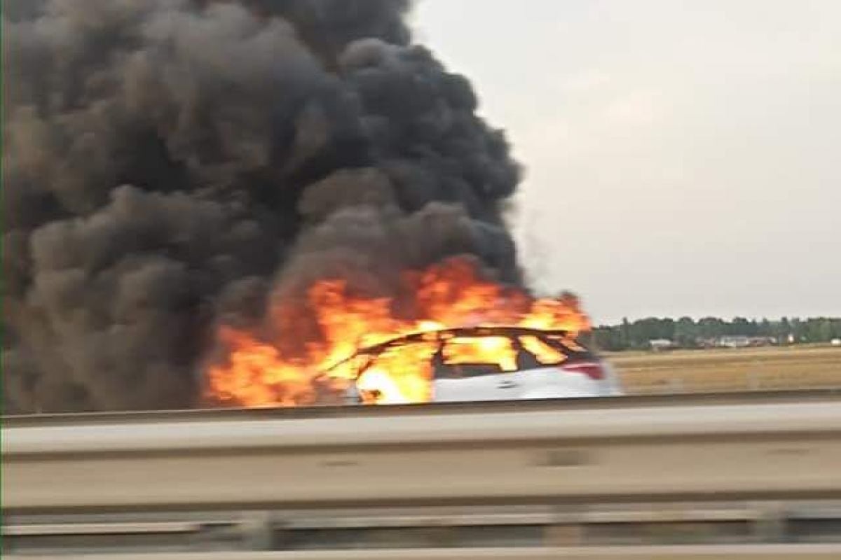 Vozilo je povsem zgorelo