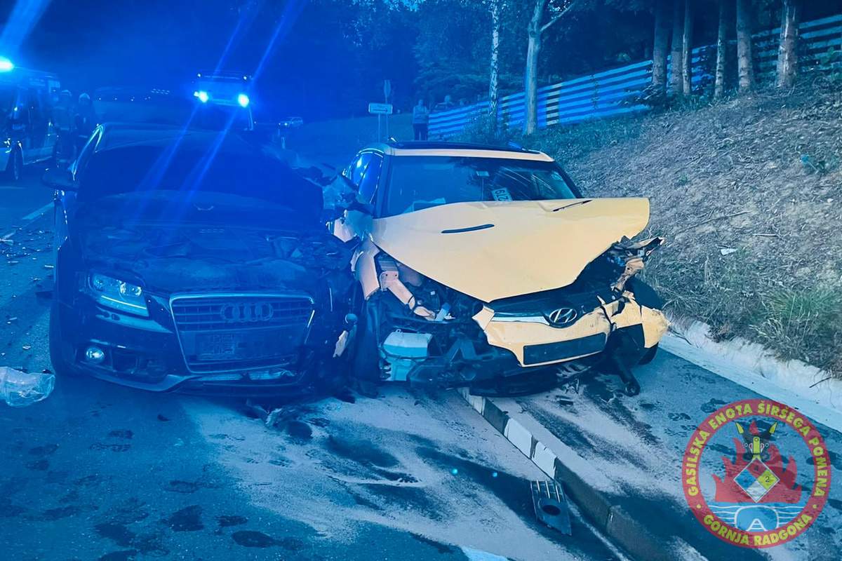 Eno vozilo je ob trku zagorelo Eno vozilo je ob trku zagorelo