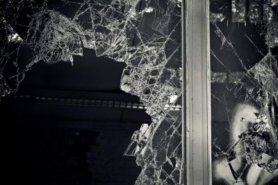 Neznanci so razbili stekleno steno trgovskega centra