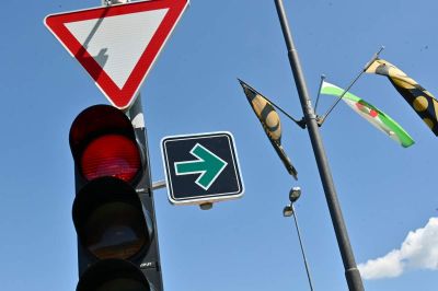 Znak za zavijanje v desno pri rdeči luči na semaforju, foto: Ministrstvo za infrastrukturo
