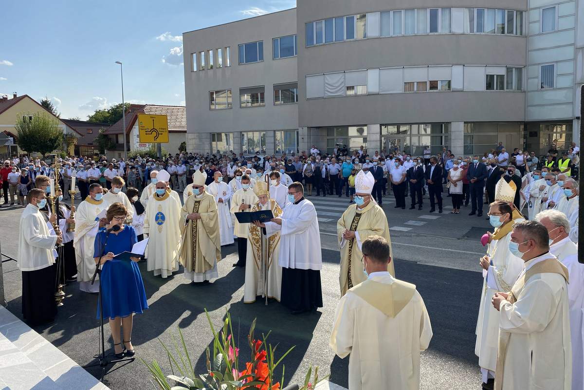 Blagoslov kipa in trga pred stolnico sv. Nikolaja