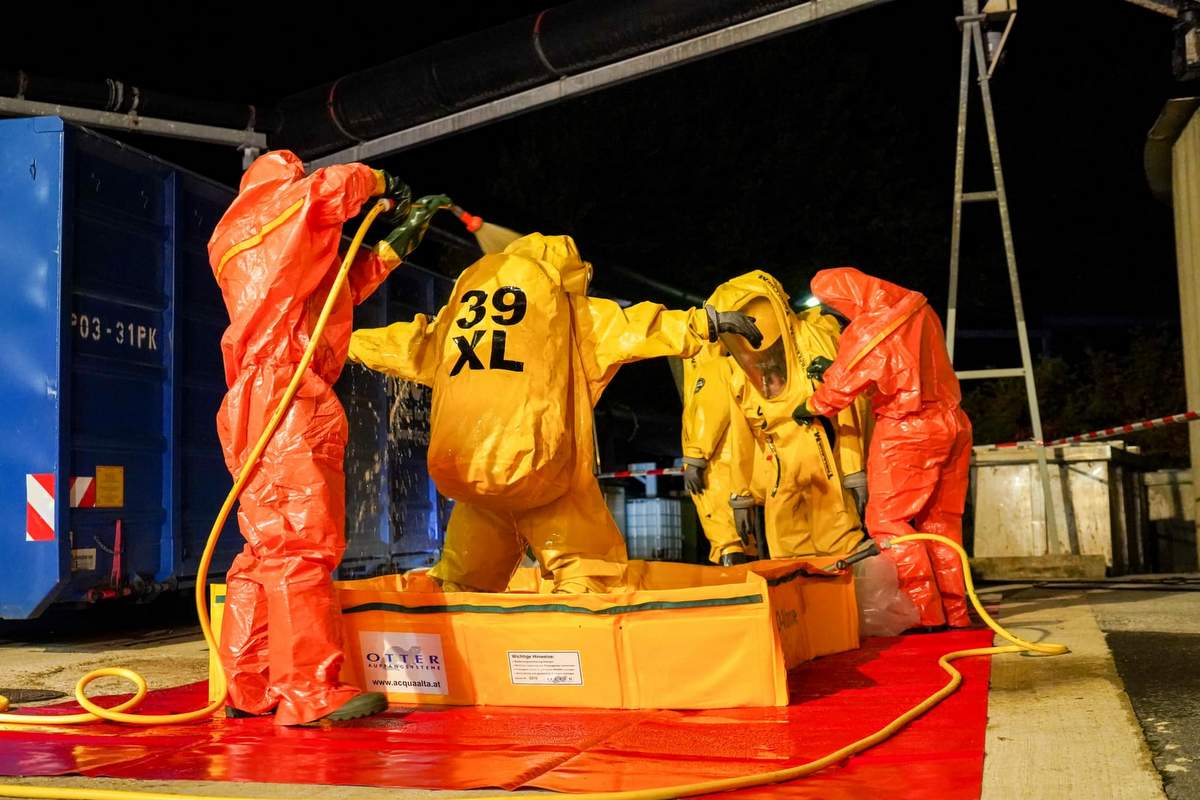 Gasilci so posredovali v zaščitnih oblekah Gasilci so posredovali v zaščitnih oblekah