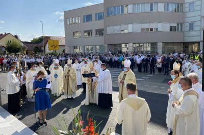 Blagoslov kipa in trga pred stolnico sv. Nikolaja