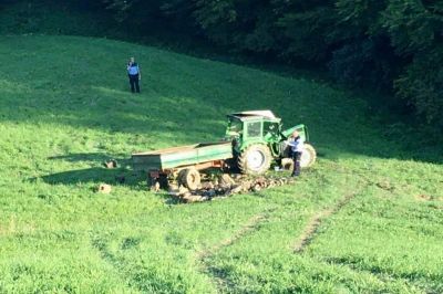 Na travniku se je prevrnil traktor